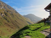 14 Sul sent. 237 passiamo alla Baita Zuccone (1799 m)